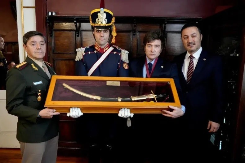 Milei recibió una condecoración del Regimiento de Granaderos a Caballo