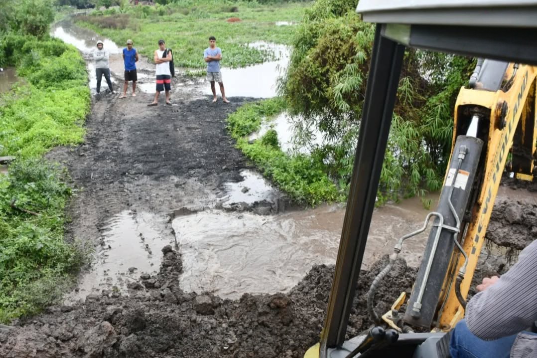 Municipalidad de Machagai: trabajos con máquinas para que escurra el agua de lluvias