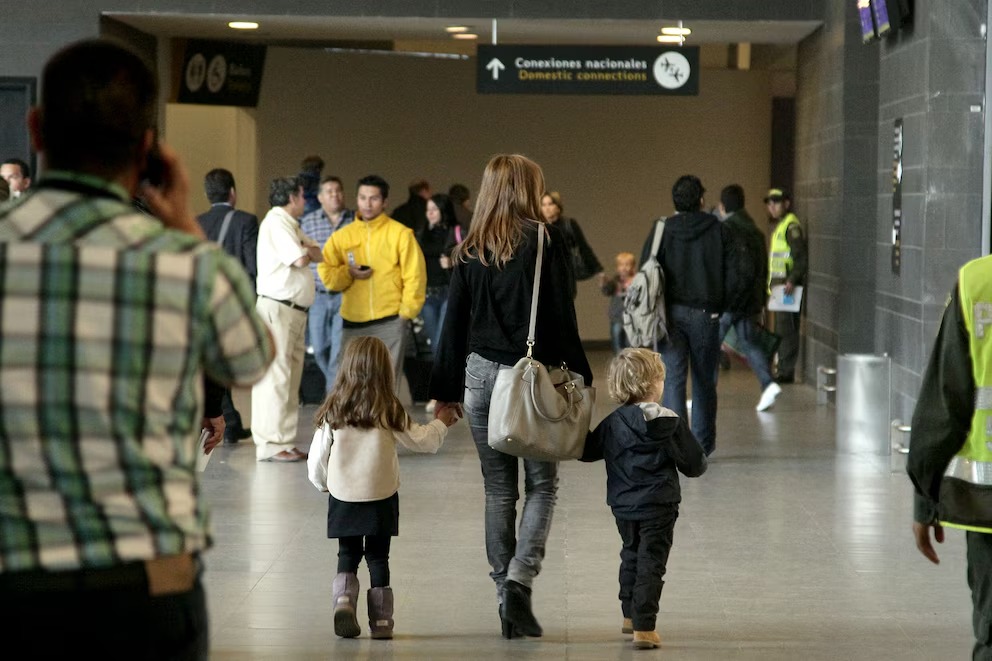 Para agilizar trámites, permisos para viajes internacionales de menores serán digitales