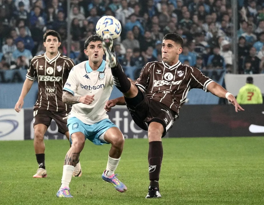 Platense sorprendió a Racing, le ganó y lo dejó fuera del campeonato