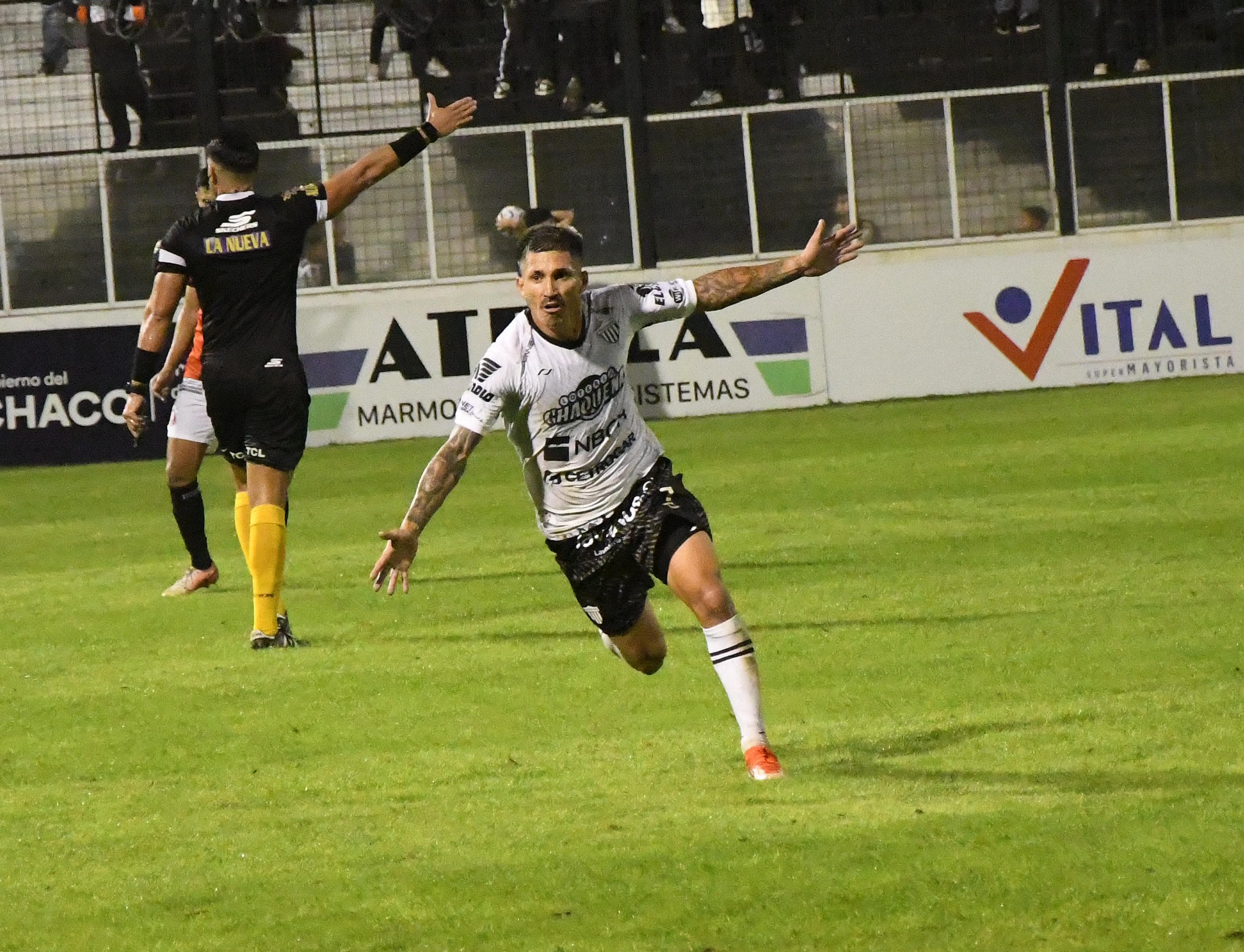   Con empuje, For Ever venció a Defensores y escala en la tabla