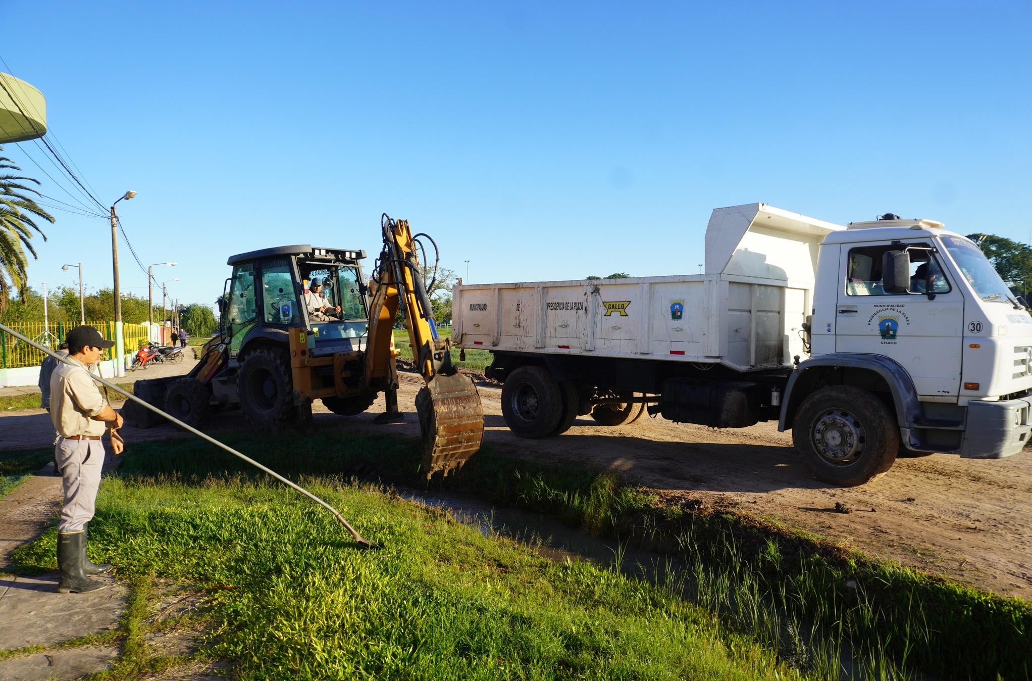 El municipio de Presidencia de la Plaza avanza con obras de zanjeo para mejorar el escurrimiento del agua
