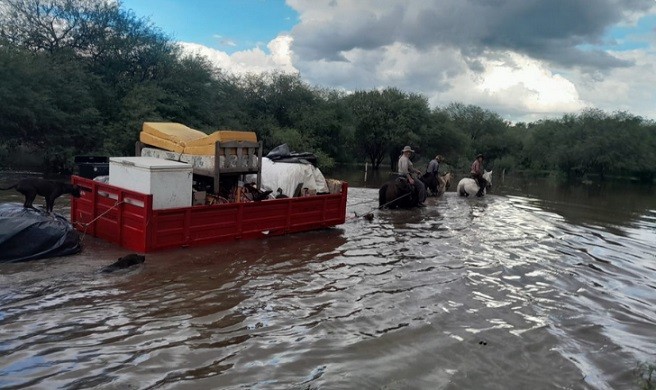 “Estamos solos y no nos llama nadie”, lamenta un productor inundado en Formosa 