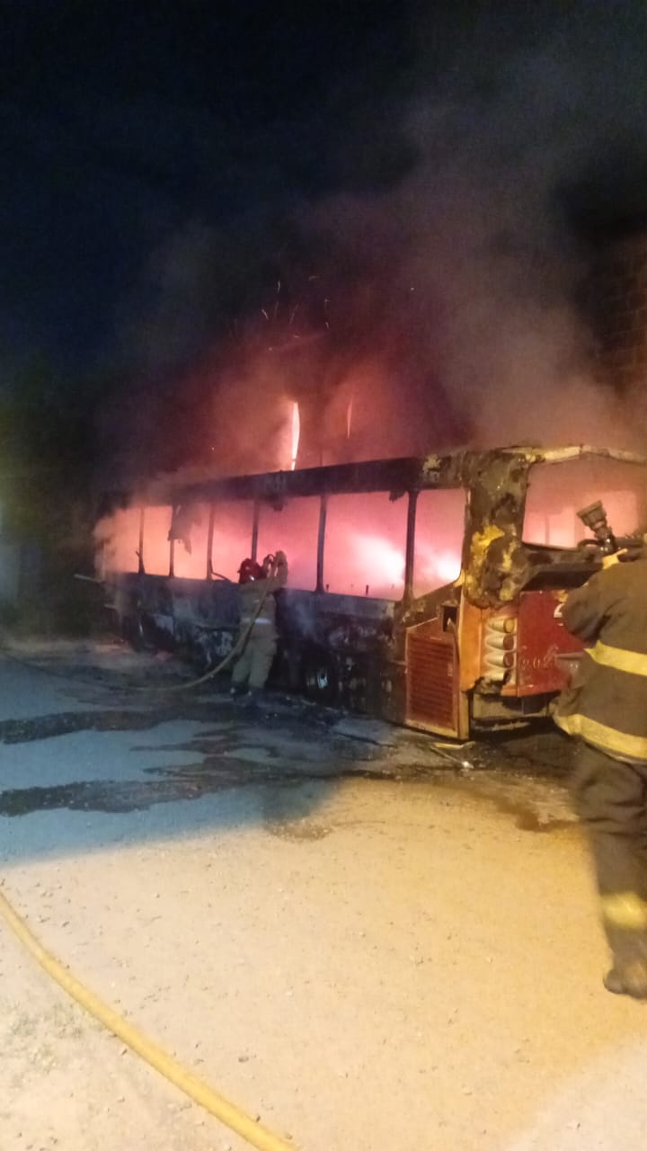  Grave incendio destruyó un colectivo y parte de un galpón en la Ruta 11 de Resistencia 