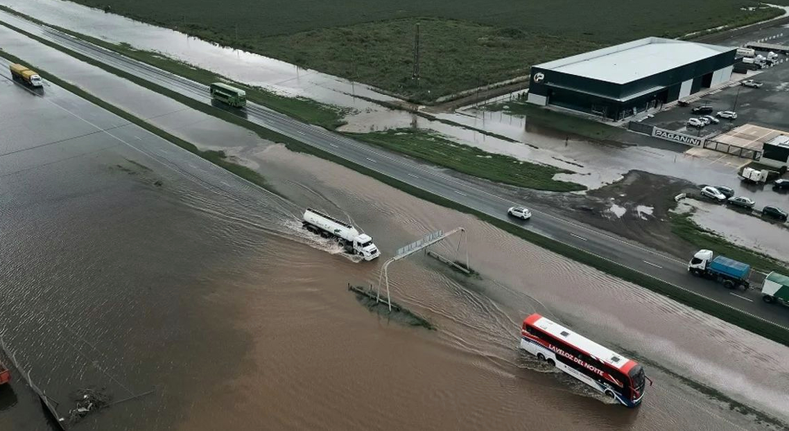 Rescatan a 37 chicos y docentes varados en la Ruta 9 por las inundaciones en Buenos Aires 