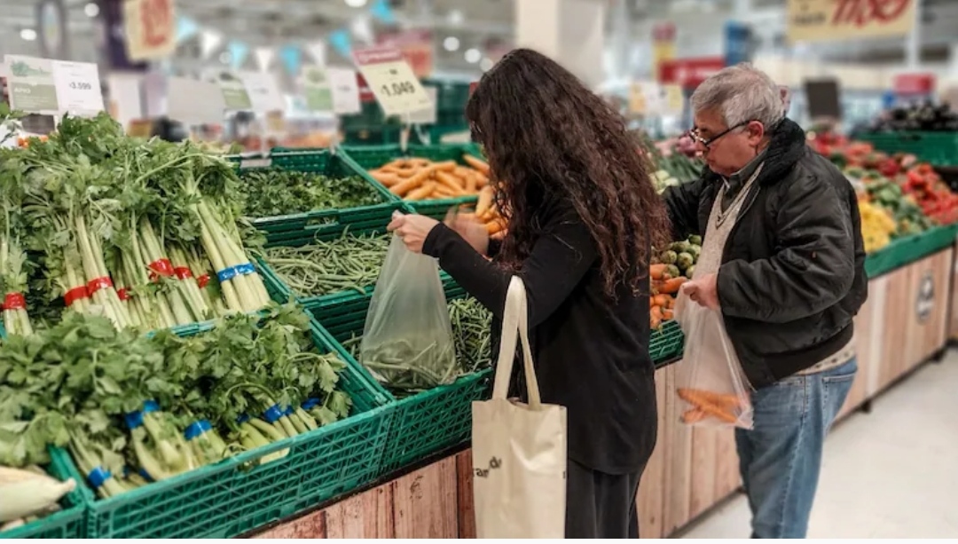 Luis Caputo celebró una baja semanal en los precios de los alimentos: “Es para lo que nos votaron”