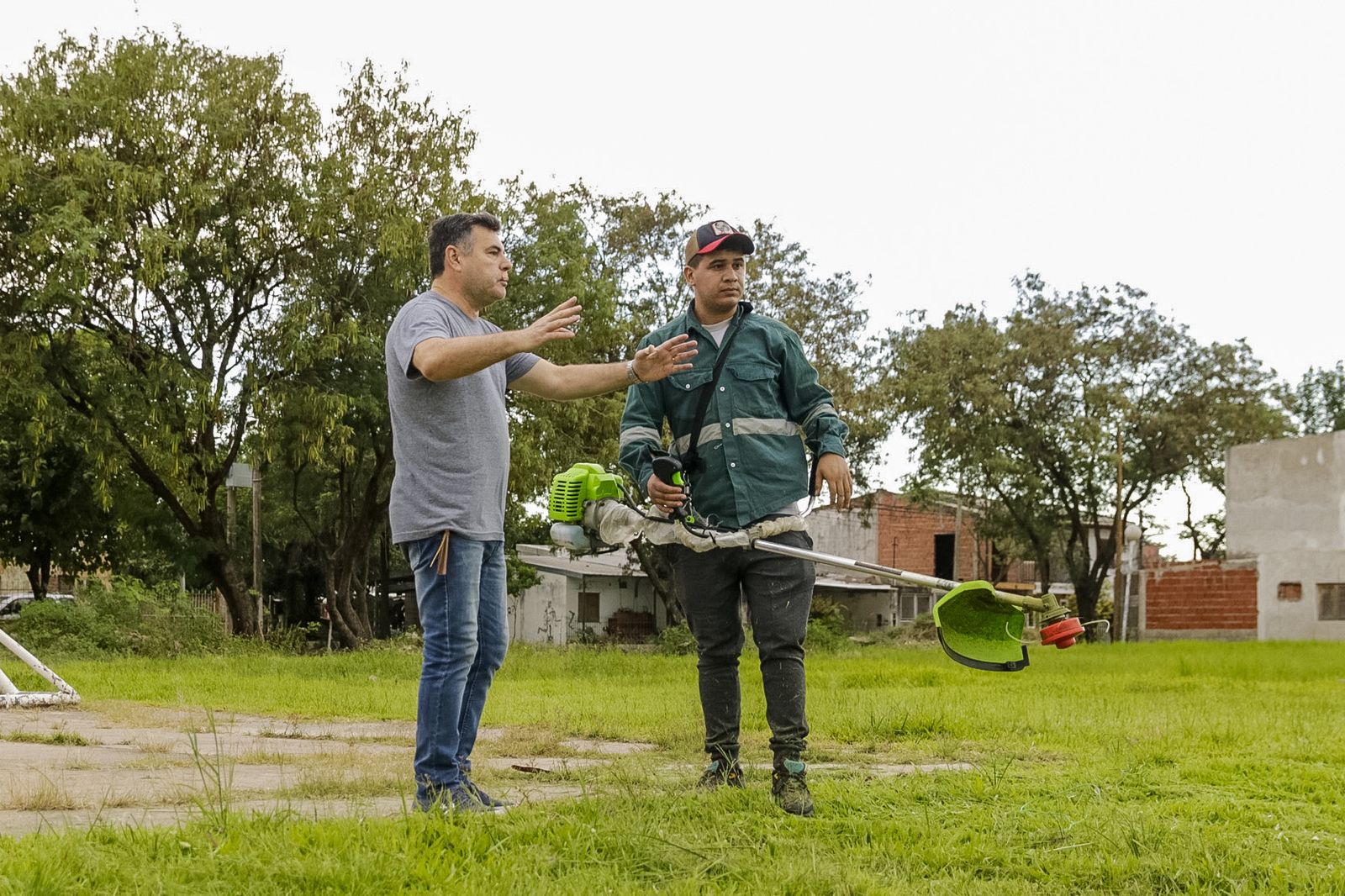 Compromiso con los barrios: Aradas acompaña con limpieza y desmalezado
