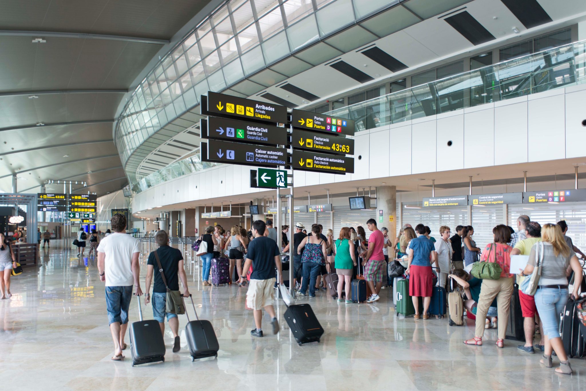 Controladores aéreos anuncian paro escalonado en todo el país y anticipan demoras en vuelos