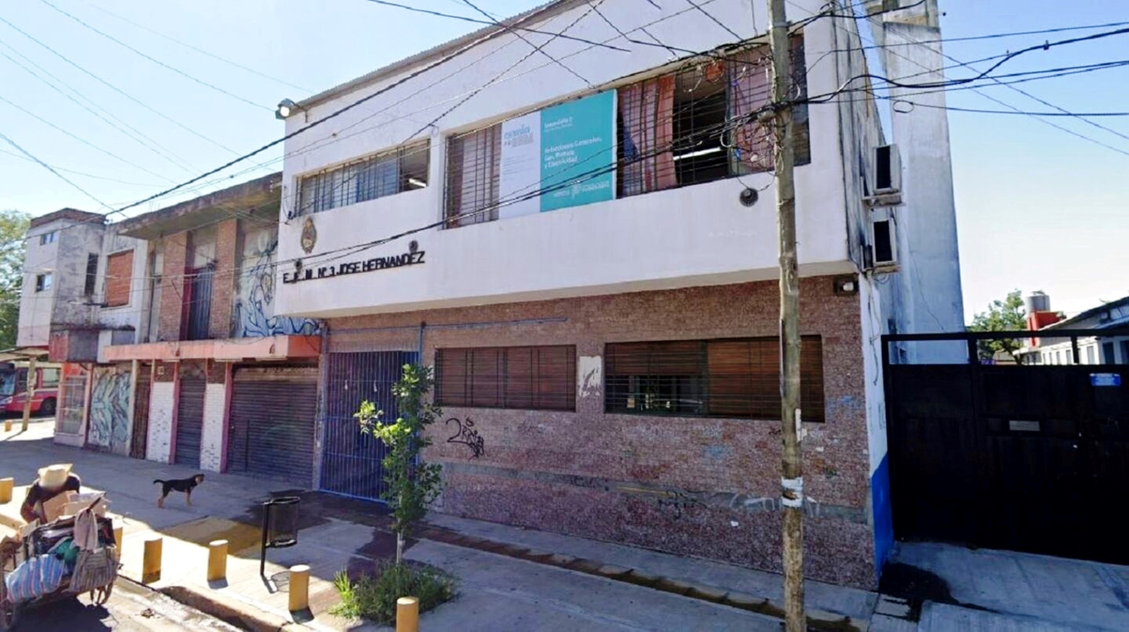 Padre pateó en la cabeza a un adolescente que peleó con su hijo en la escuela