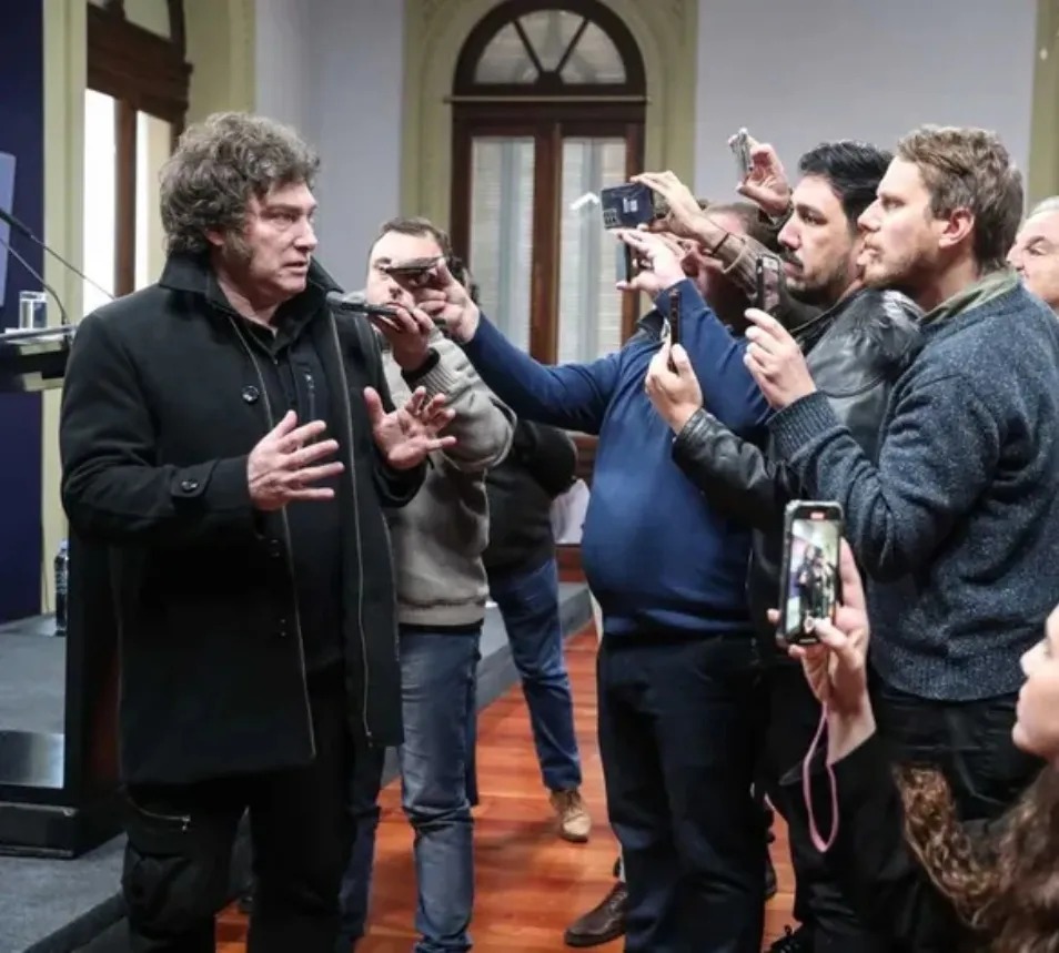 Tras el cruce con Caputo, limitan la cantidad de periodistas acreditados en la Casa Rosada
