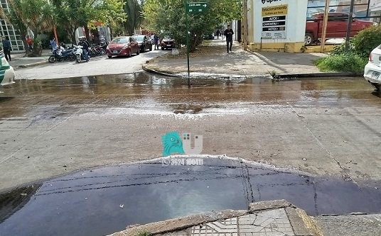 Una esquina de Resistencia contiene aguas servidas que van a cumplir un mes