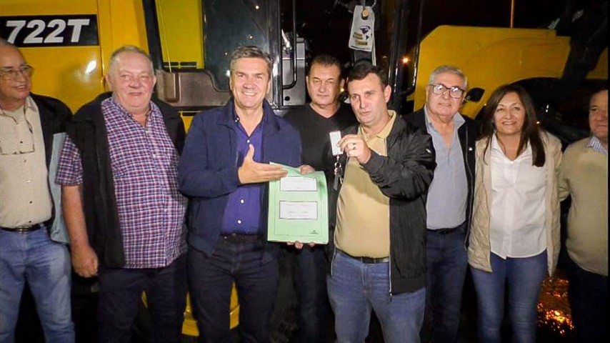 El gobernador Zdero entregó una motoniveladora al Consorcio Caminero N°42 de Hermoso Campo 