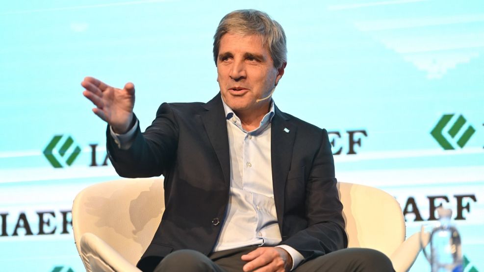 Luis Caputo impulsa el uso de dólares guardados y promete baja de impuestos 