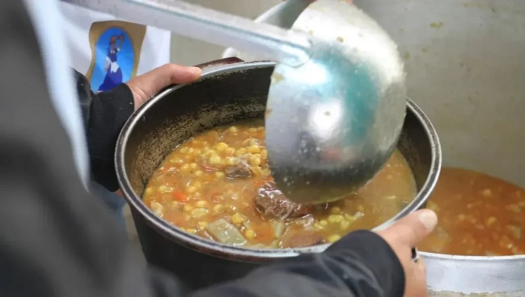 Al menos 65 vecinos resultaron intoxicados tras un locro popular en La Rioja