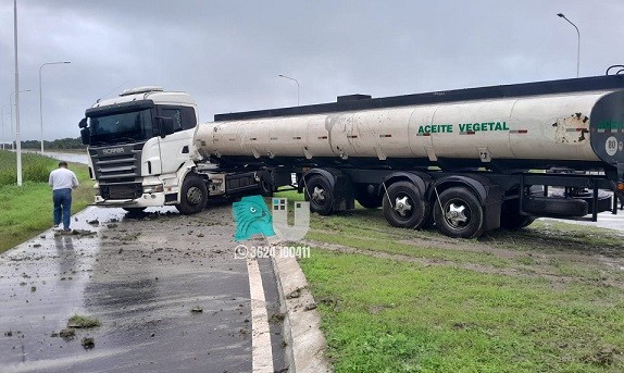 Un camión cisterna despistó y de milagro no hubo heridos