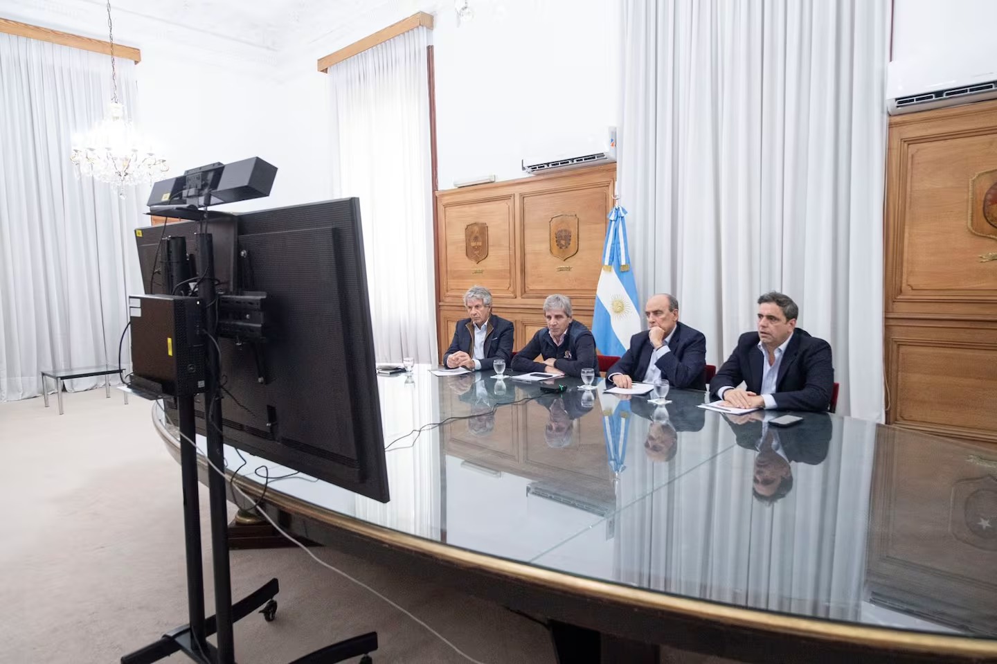      La Nación reunió a 16 gobernadores para pedirle apoyo por el plan de los “dólares del colchón”