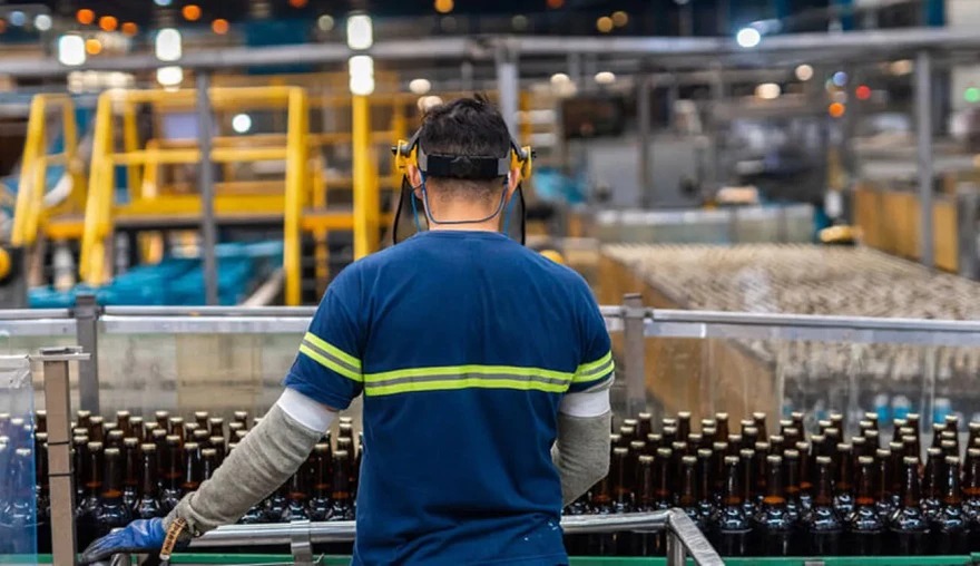 Con la cerveza, no: ¿Cuál es la marca que paraliza producción y adelantó vacaciones a sus trabajadores?