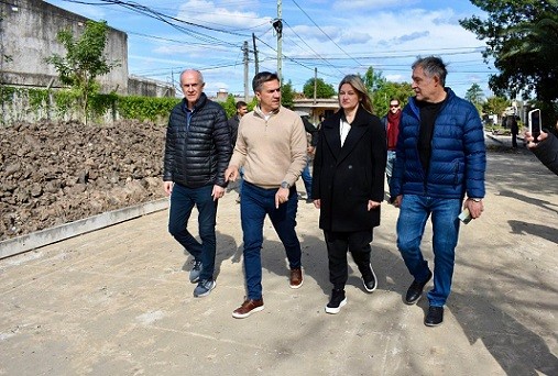 Zdero y Nikisch constataron el avance del pavimento en la calle Cocomarola  