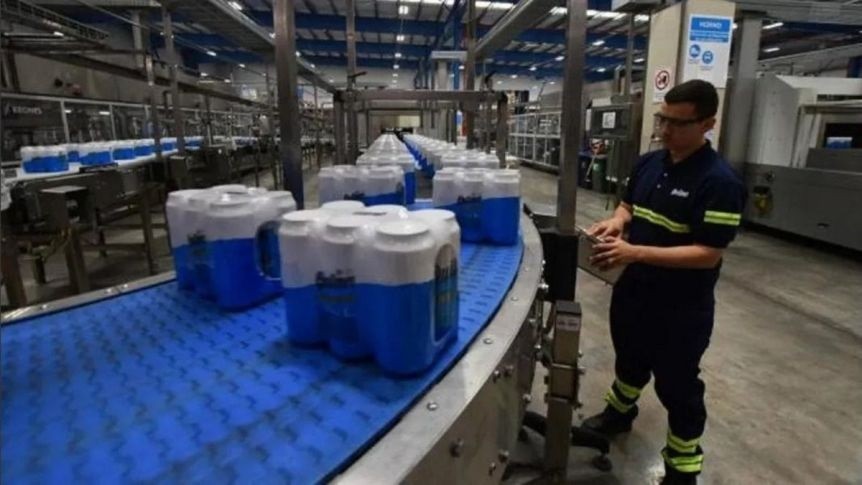 Quilmes analiza detener su planta central y adelantar vacaciones