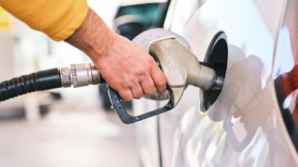 Como se anticipó, este domingo vuelve a subir el precio de la nafta y el gasoil  