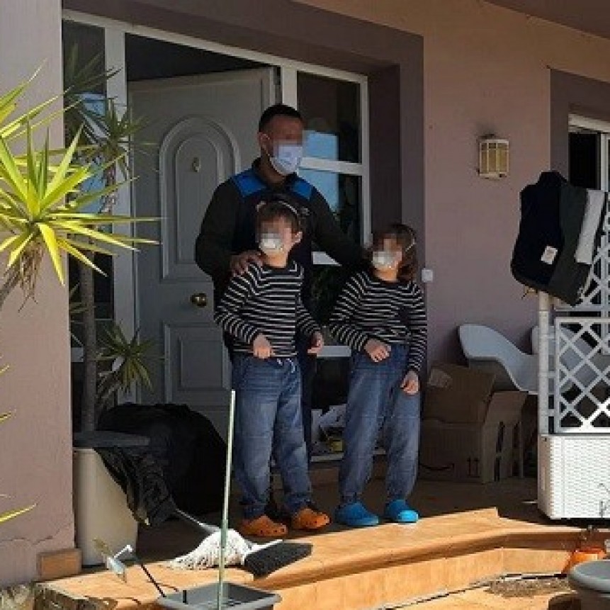 Mantenían encerrados a sus tres hijos y los obligaban a usar barbijos y pañales  