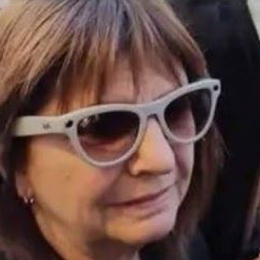 Patricia Bullrich usa anteojos que pueden grabar, tomar fotos y traducir idiomas