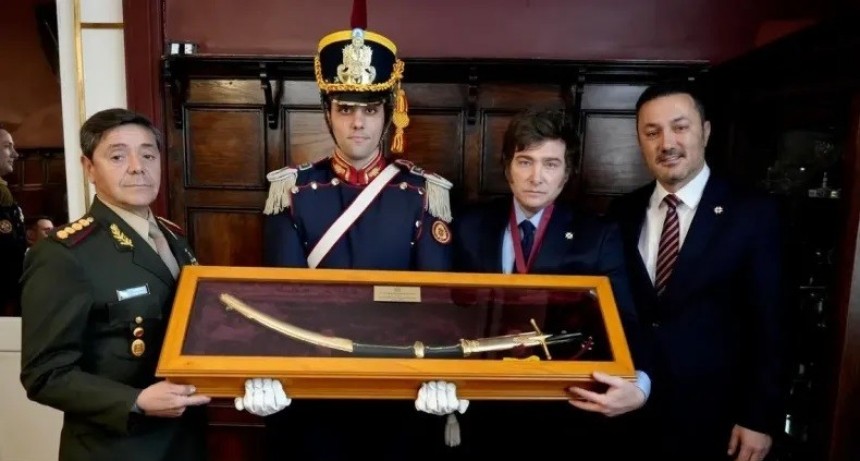 Milei recibió una condecoración del Regimiento de Granaderos a Caballo