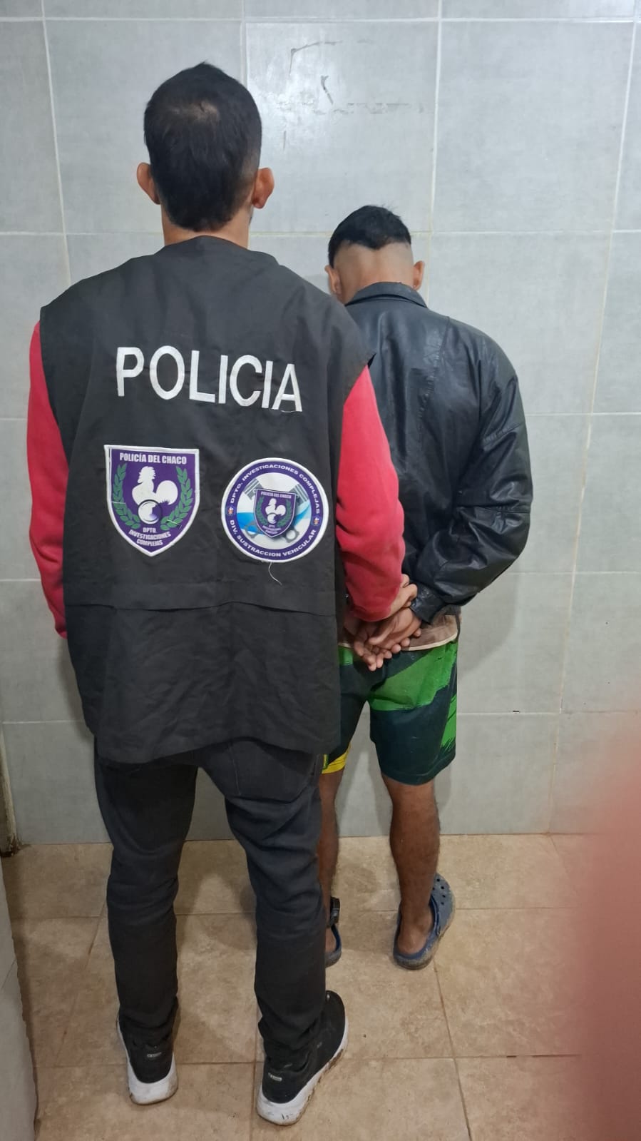 Salió de que le pongan la tobillera por violencia de género y al toque robó una moto