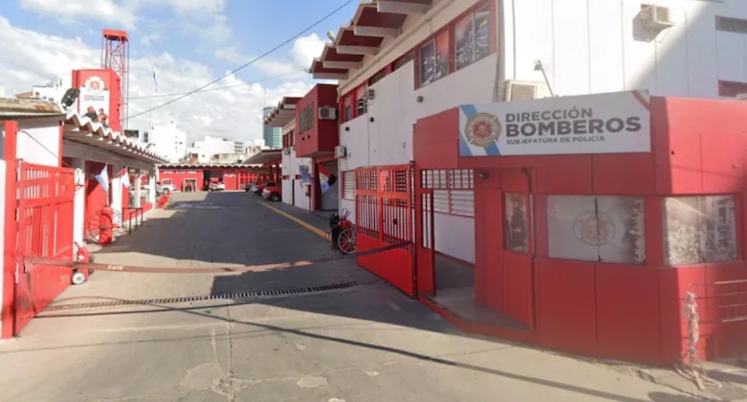 Tragedia en Córdoba: denunciaron que salía humo de un departamento y la policía encontró a un hombre calcinado
