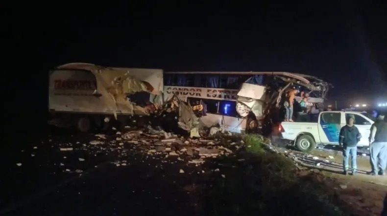    Choque entre un micro y un camión deja al menos cuatro muertos en Buenos Aires
