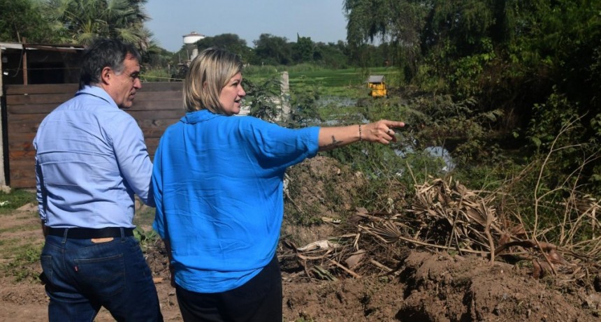 Resistencia: Meiriño supervisó obras de ripio en San Antonio y limpieza de la laguna en La Liguria 