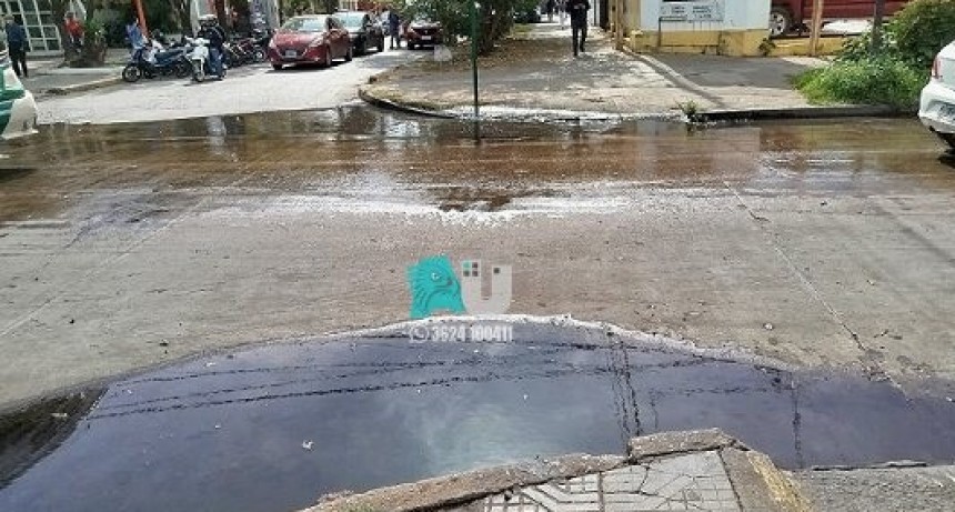 Una esquina de Resistencia contiene aguas servidas que van a cumplir un mes