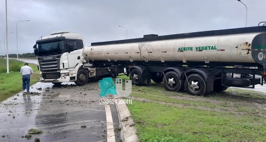 Un camión cisterna despistó y de milagro no hubo heridos
