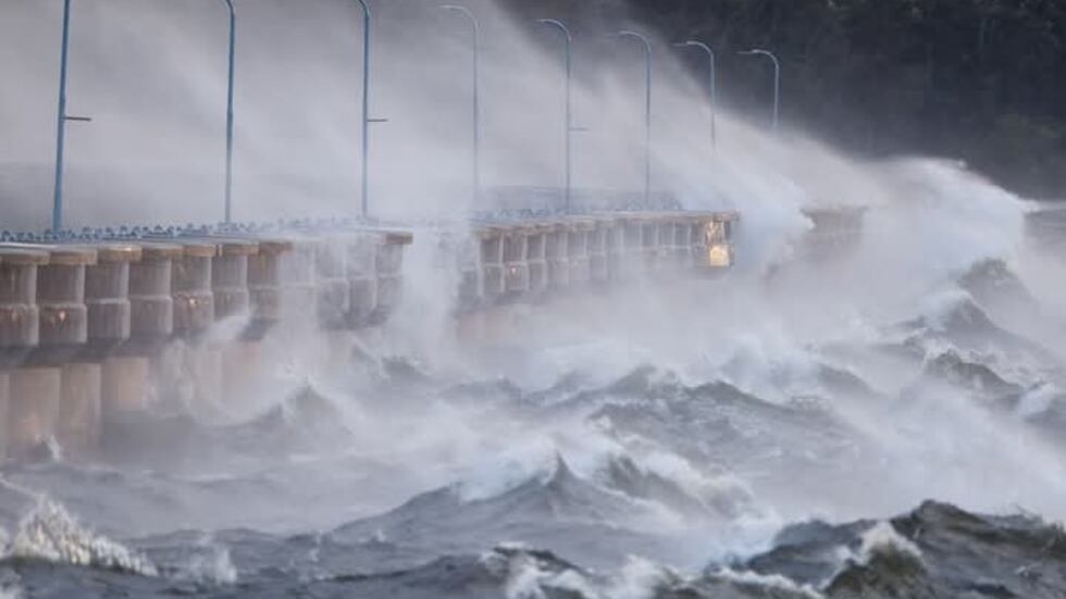 Impactantes imágenes de la tormenta de viento sobre un dique en Córdoba