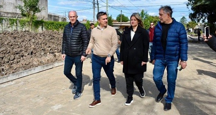 Zdero constató el avance del pavimento en la calle Cocomarola  