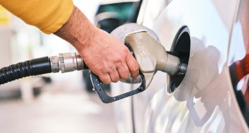 Como se anticipó, este domingo vuelve a subir el precio de la nafta y el gasoil  