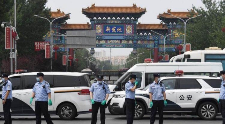 Coronavirus en China: cerraron el mayor mercado de Beijing y aislaron varios barrios por un nuevo brote