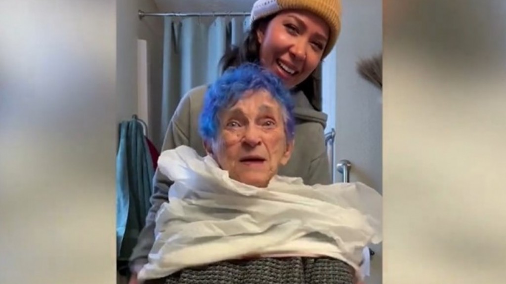 Una abuela de 89 años le pidió a su nieta que le tiñera el pelo de azul y este fue el resultado