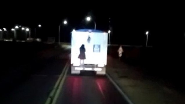 ¿Un fantasma?: filman a una “mujer” colgada de un camión en Santa Fe
