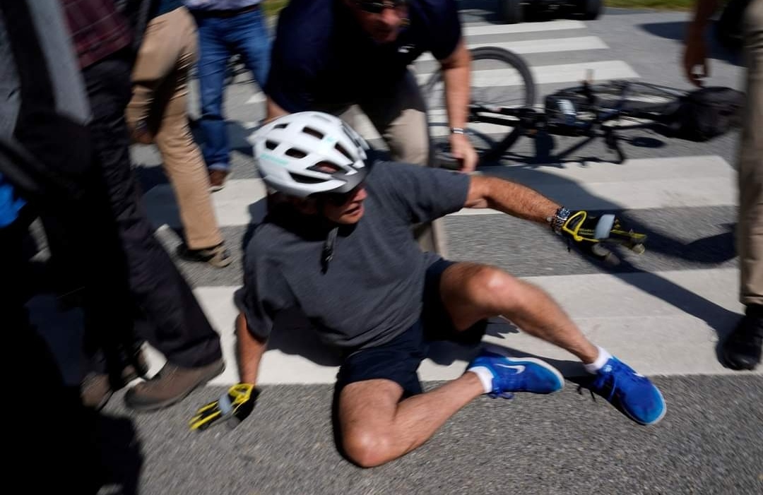 Joe Biden intentó bajarse de la bicicleta, cayó al piso y se golpeó la cabeza