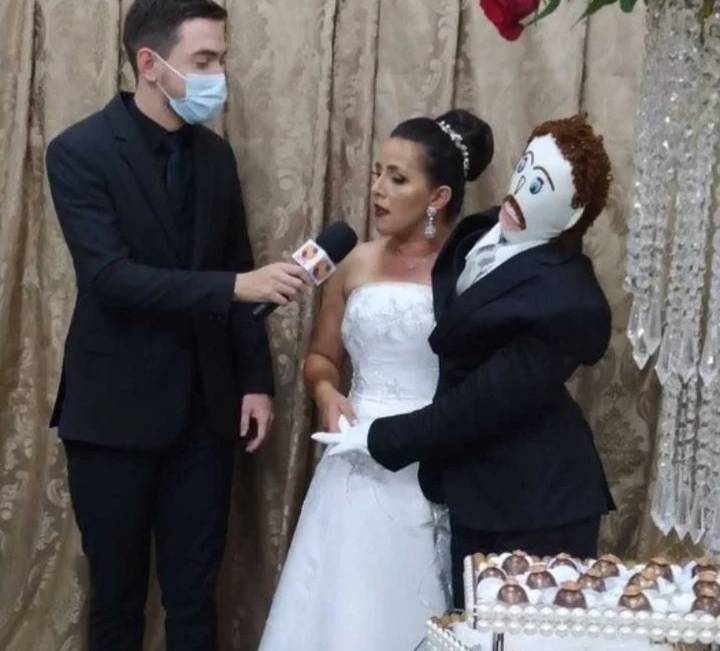 Videos: se casó con un muñeco de trapo que le cosió su madre y tienen un “bebé”