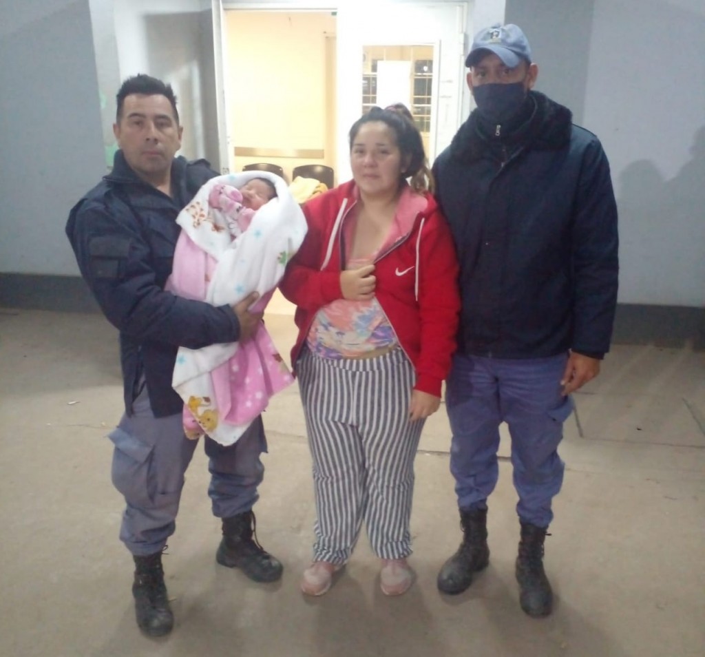 Fontana: la policía salvó a un bebé que se estaba asfixiando