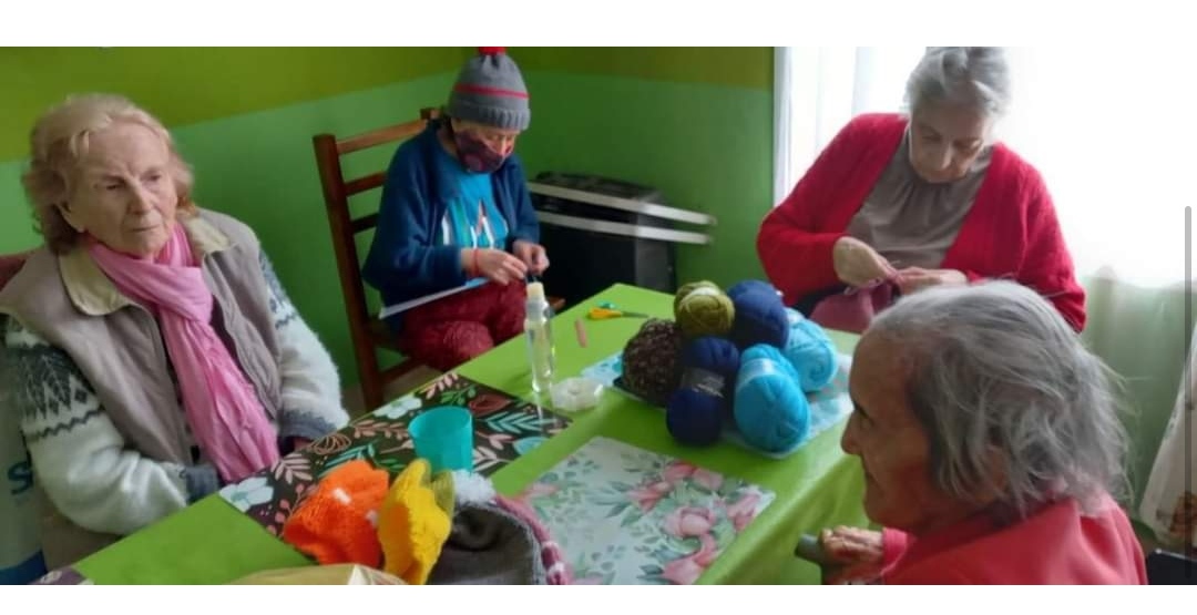 Un grupo de abuelas teje gorros para venderlos y festejar sus cumpleaños