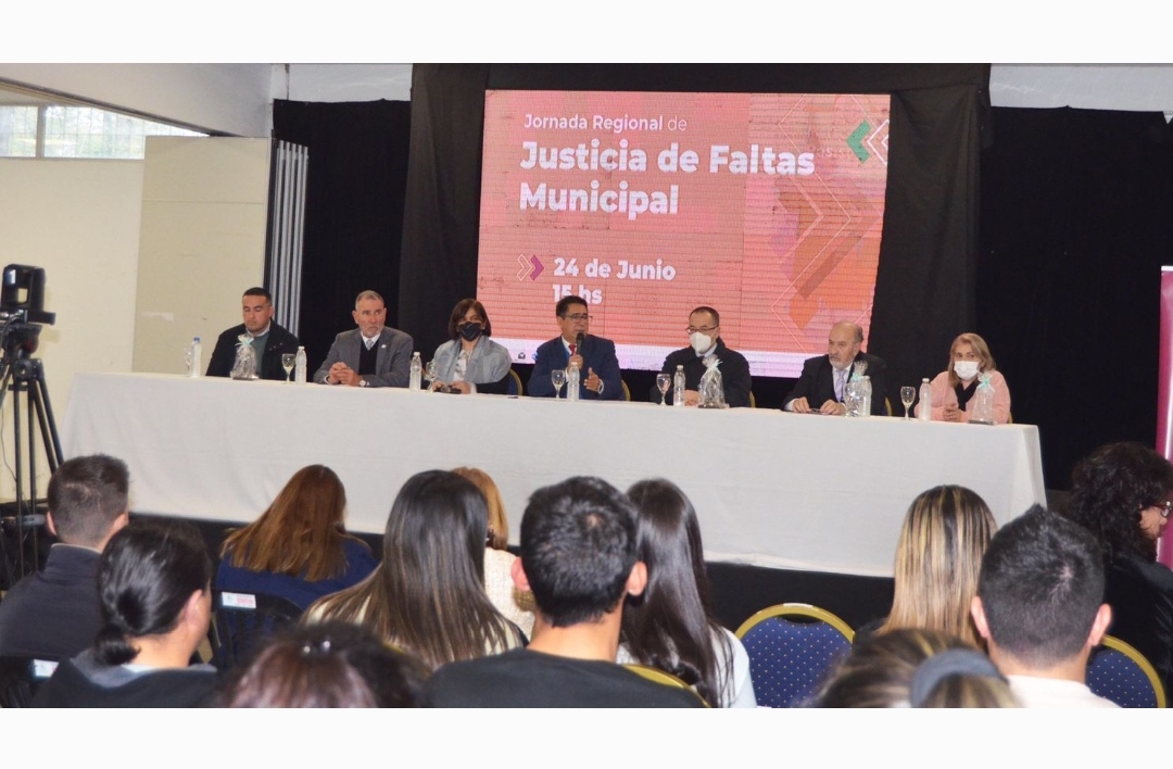 Gustavo Martinez en la jornada regional de justicia de faltas municipal destacó el valor de la capacitación constante para unificar criterios
