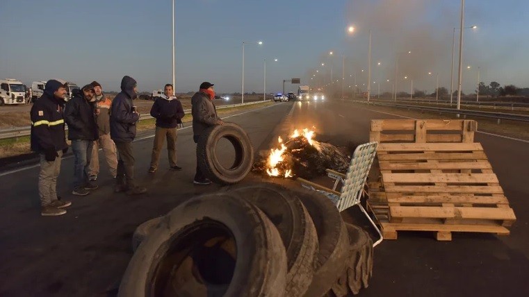 Falta de gasoil: transportistas organizan más cortes de rutas y planean una movilización a Buenos Aires