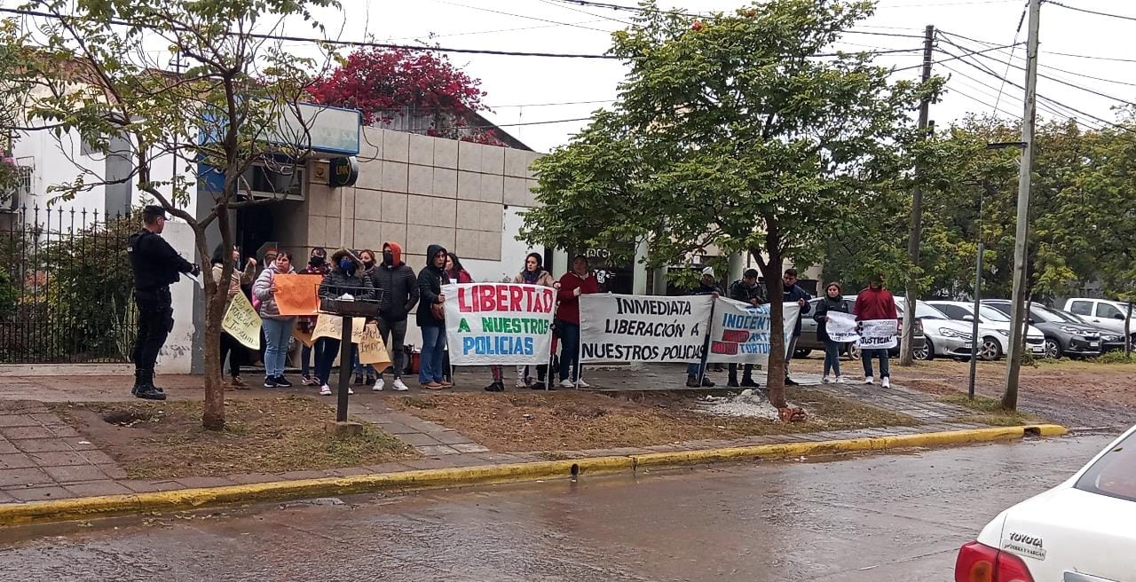 Villa Ángela: apoyo pacífico para los policías detenidos por el caso Bravo de Charata 