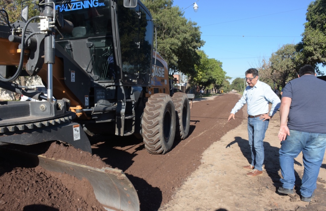 Gustavo Martínez recorrió trabajos del plan de enripiado que llegará a cerca de 2400 cuadras de la ciudad