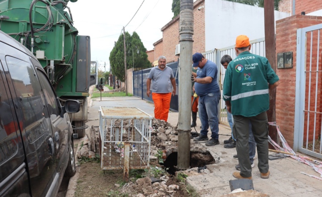 El municipio de Resistencia realizó un operativo para recuperar un desagüe obstruido por construcción irregular