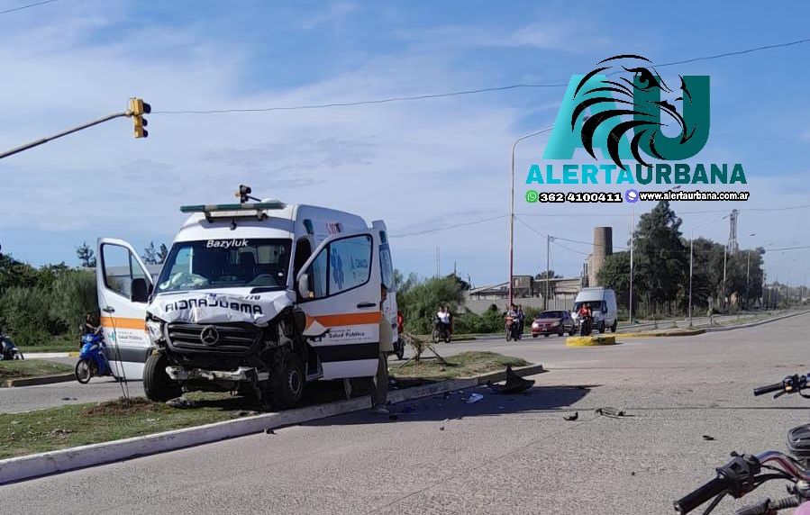 Chocó una ambulancia en Av. Alberdi, hay personas lesionadas incluyendo un menor de 6 años 