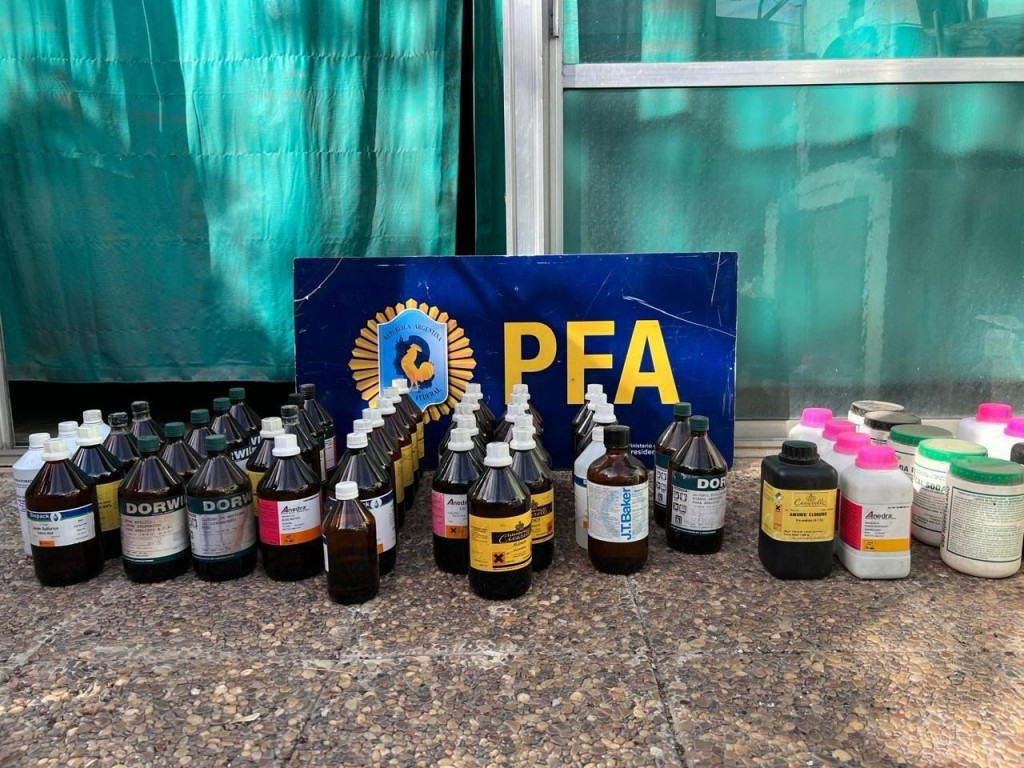 En un operativo la PFA incautó más de 35 litros de precursores químicos